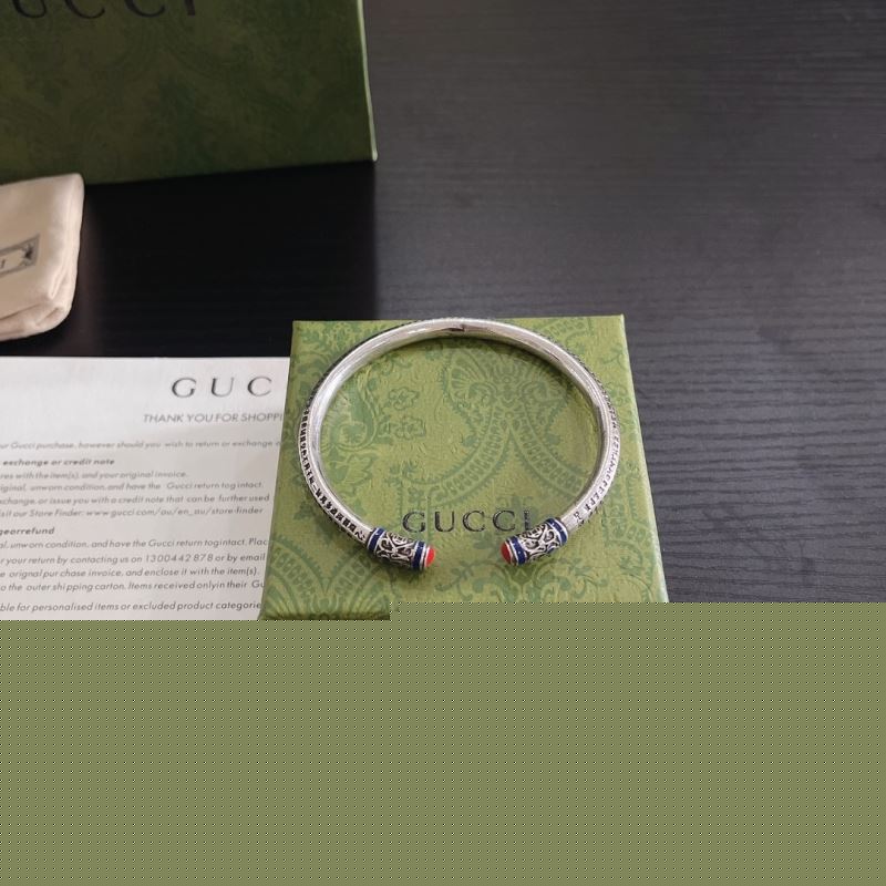 G*u*i bracelets